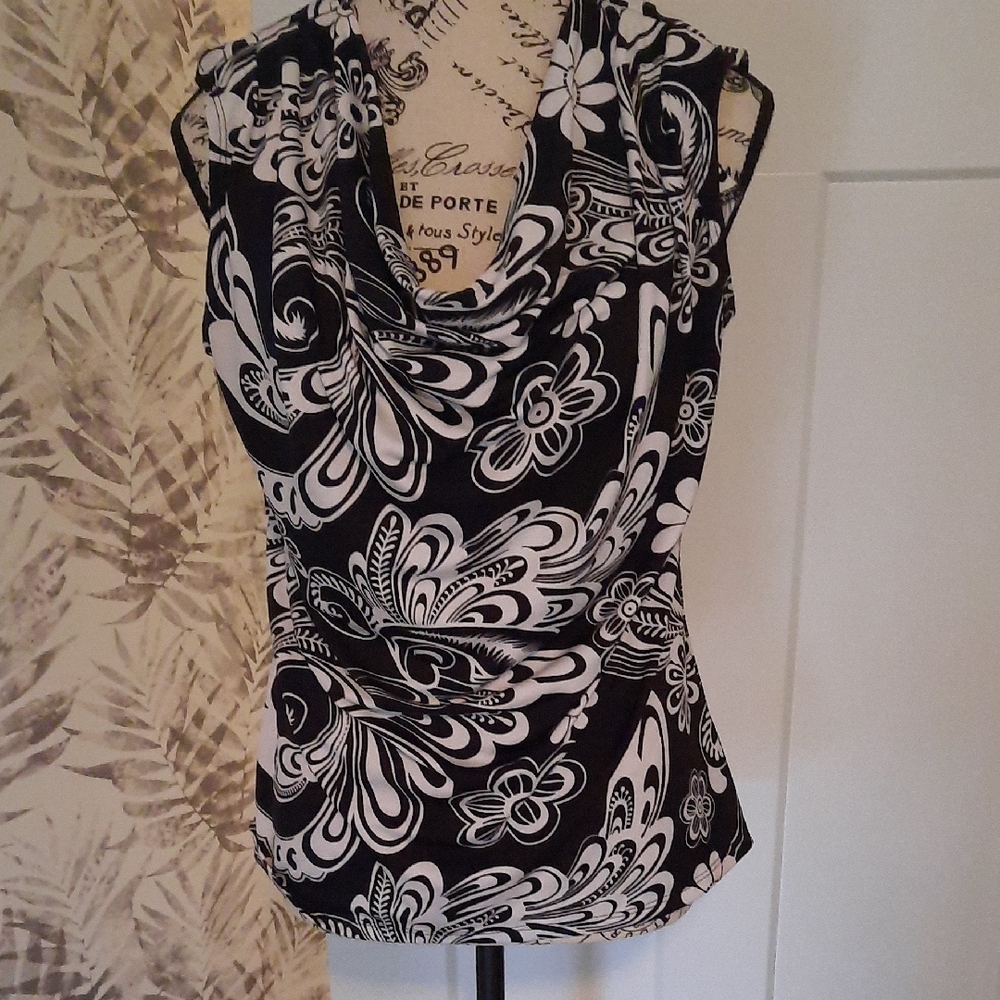 CLOSET CLEAROUT. LOW LOW PRICES. BUNDLE.Elegant Black & White Floral Women's Top